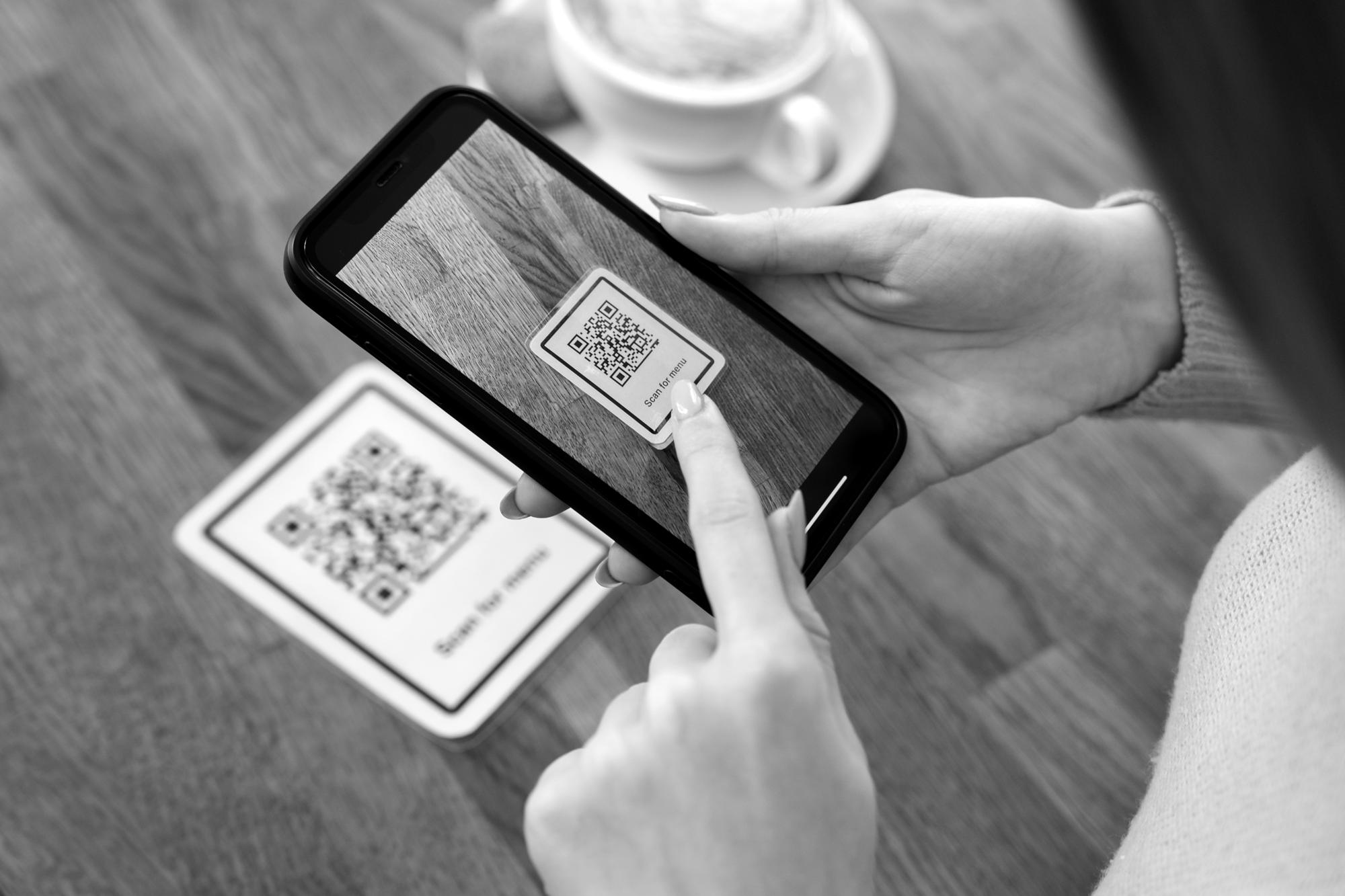 ลูกค้าสแกน QR พร้อมเพย์บนมือถือเพื่อซื้อ USDT